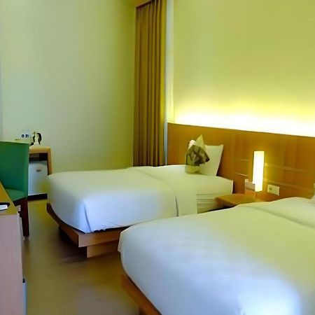 Lotus Hotel Subang Extérieur photo