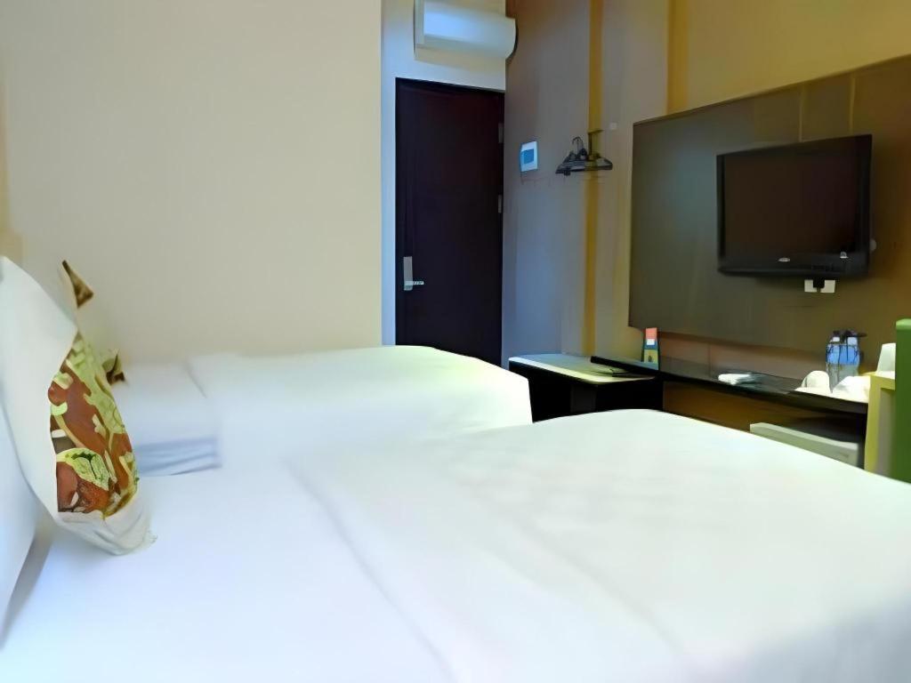 Lotus Hotel Subang Extérieur photo