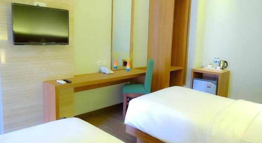 Lotus Hotel Subang Extérieur photo
