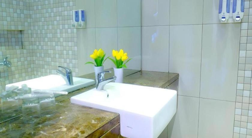 Lotus Hotel Subang Extérieur photo