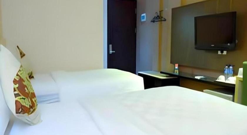 Lotus Hotel Subang Extérieur photo