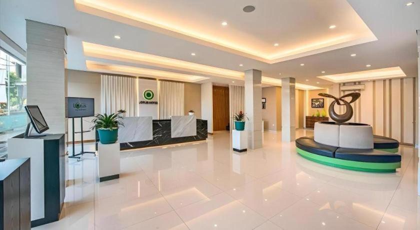 Lotus Hotel Subang Extérieur photo