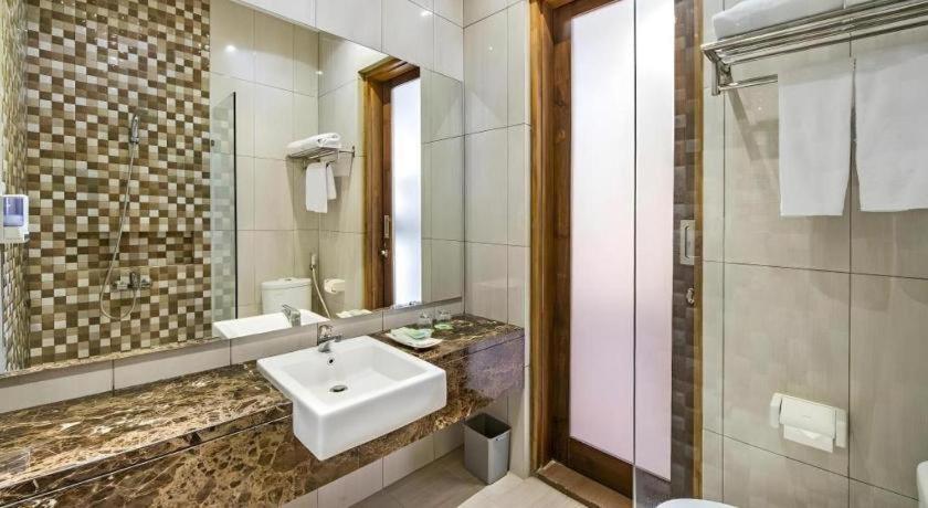 Lotus Hotel Subang Extérieur photo