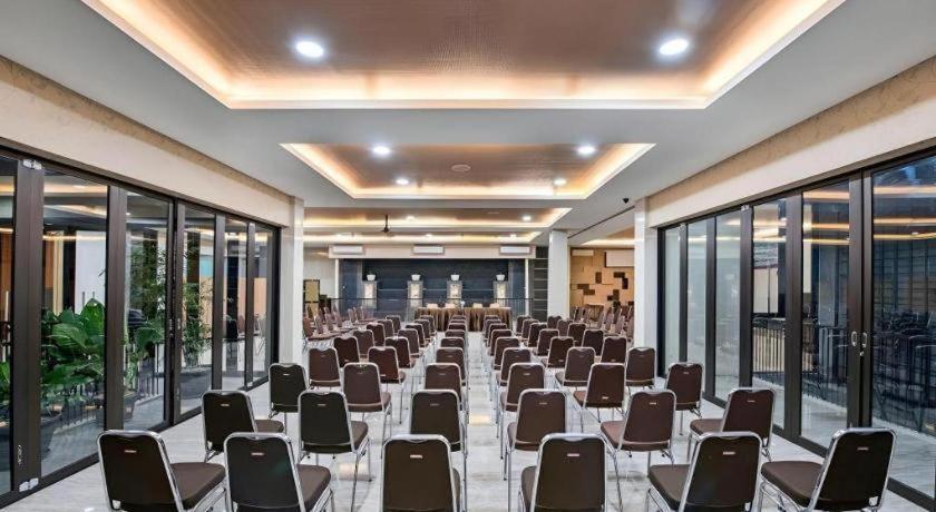 Lotus Hotel Subang Extérieur photo